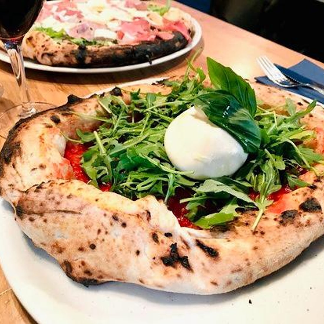 Pizza burrata Tramonto : burrata crémeuse, basilic, roquette et tomate San Marzano sur pâte napolitaine